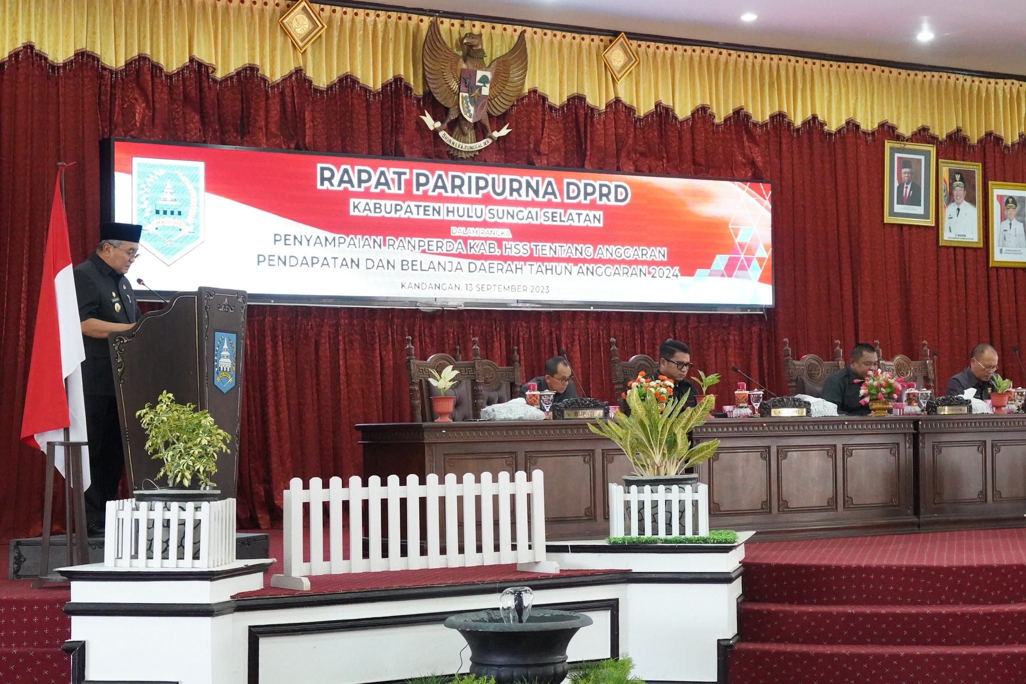 Rapat Paripurna DPRD Kabupaten Hulu Sungai Selatan, penyampaian Bupati HSS terkait Rancangan Peraturan Daerah (Raperda) tentang Anggaran Pendapatan dan Belanja Daerah (APBD) Tahun Anggaran 2024, Rabu (13/9/2023). (Foto: Kominfo Hulu Sungai Selatan/Koranbanjar.net)
