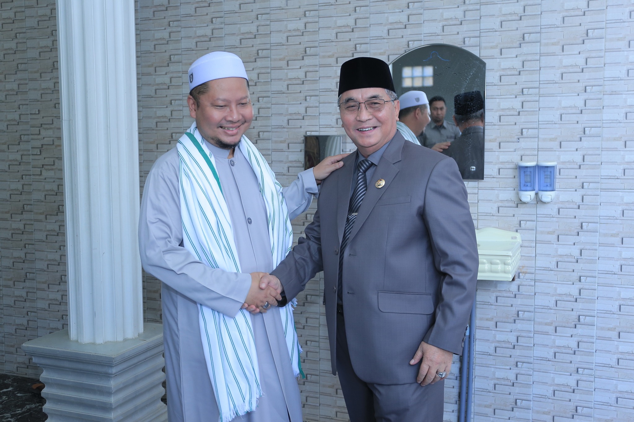 Kunjungan silaturahmi Bupati HSS, H Achmad Fikry di kediaman Tuan Guru Haji (TGH) Ahmad Syairazi, Kamis (7/9/2023). (Foto: Kominfo Hulu Sungai Selatan/Koranbanjar.net)