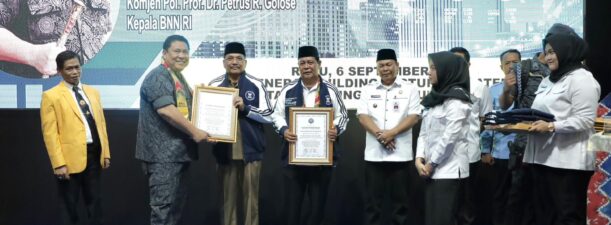 Terima Penghargaan, Supian HK Siap Berkolaborasi Berantas Narkoba di Kalsel