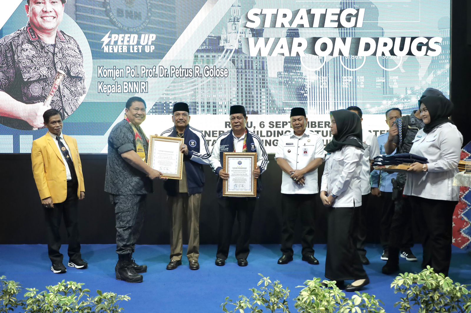 Ketua Dewan Perwakilan Rakyat Daerah (DPRD) Provinsi Kalsel, H Supian HK menerima penghargaan atas peran aktifnya dalam fasilitasi Pencegahan dan Pemberantasan Penyalahgunaan dan Peredaran Gelap Narkotika dan Prekursor Narkotika (P4GN) di Provinsi Kalsel, Rabu (6/9/2023). (Foto: Humas DPRD Kalsel/Koranbanjar.net)
