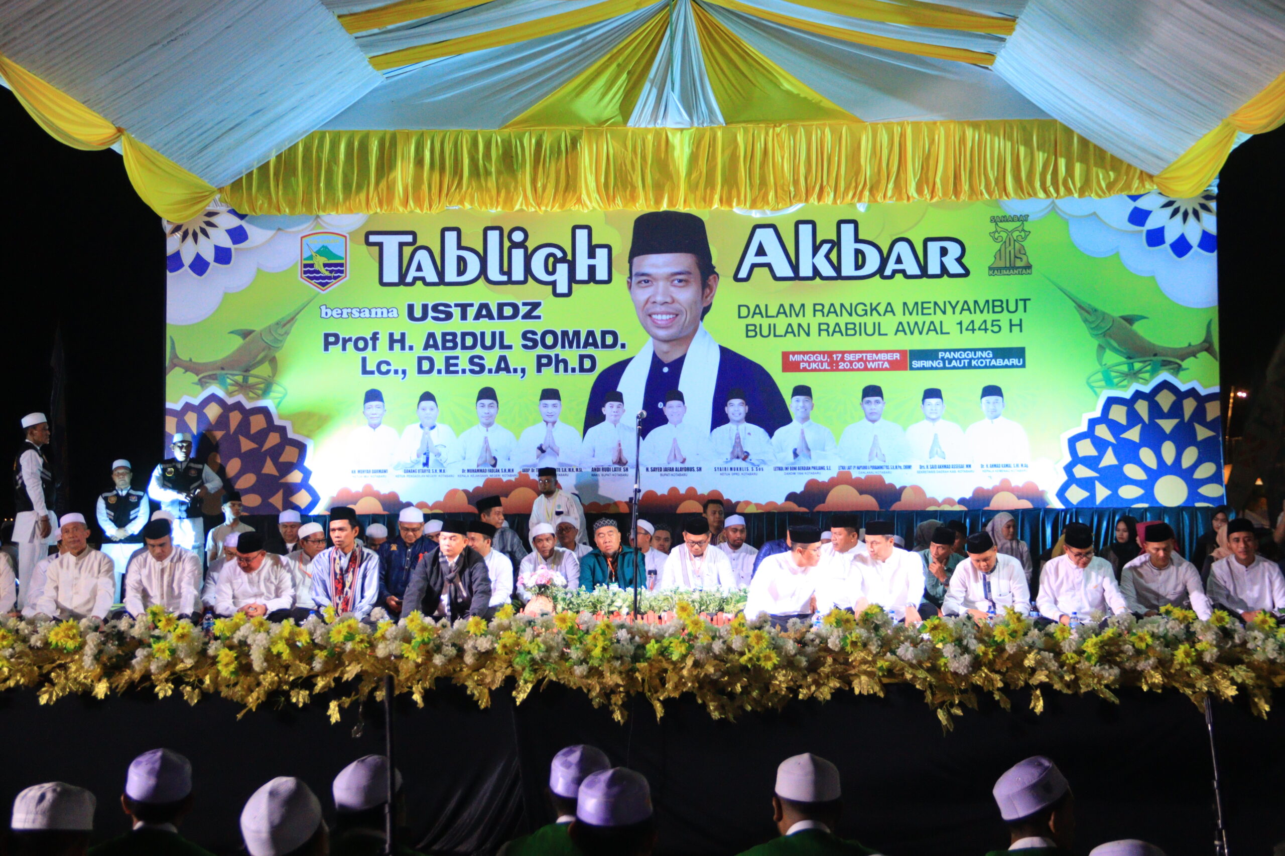 Tablig Akbar Pemerintah Kabupaten Kotabaru bersama Ustadz Abdul Somad, berlangsung di Siring Laut Kotabaru, Minggu (17/9/2023) malam. (Foto: Kominfo Kotabaru/Koranbanjar.net)