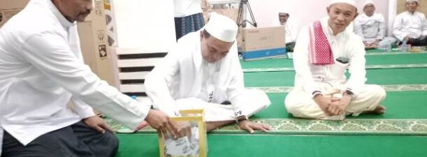 Bupati Tanah Bumbu Bagikan Hadiah Untuk Jemaah Lailatul Jumat
