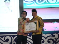 Mujiyat Terima Penghargaan Piagam dan Lencana Bakti dari Kemendesa PDTT