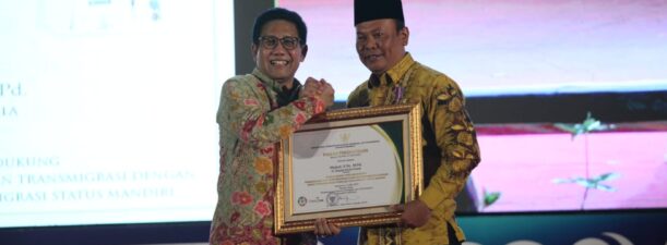Mujiyat Terima Penghargaan Piagam dan Lencana Bakti dari Kemendesa PDTT