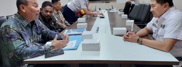 Berharap Segera Dibangun, Mujiyat Serahkan Dokumen RIP dan DED Dermaga Marabahan