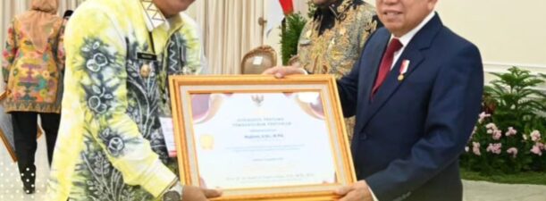 Pj Bupati Batola Menerima Penghargaan Adhikarya Pembangunan Pertanian