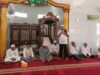 Tokoh masyarakat Kabupaten Banjar, H Mansyur memberikan sumbangan dana guna perluasan lahan Masjid Al Hijriyah Desa Mataraman, Jumat (20/10/2023). (Foto: Kominfo Kabupaten Banjar/Koranbanjar.net)