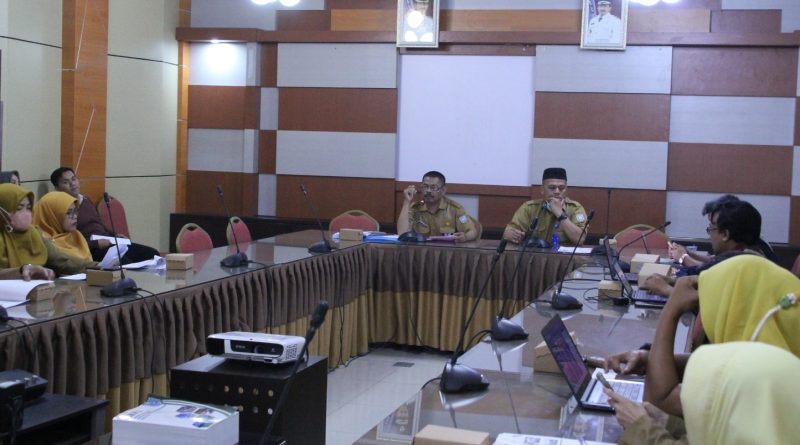 Ekspose Laporan Antara terkait penelitian hasil kerjasama Pemerintah Kabupaten Banjar dan UNISKA yaitu “Analisis Efektivitas Kelembagaan Organisasi Perangkat Daerah di Kabupaten Banjar” bertempat di aula Bauntung Bappedalitbang, Senin (9/10/2023) pagi. (Foto: Bappedalitbang Kabupaten Banjar/Koranbanjar.net)