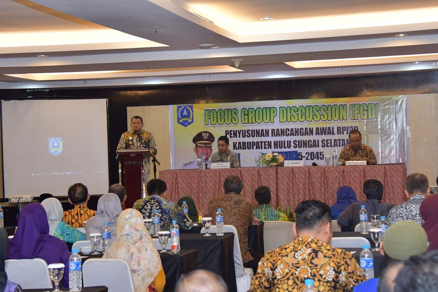 Pj Bupati HSS Hermansyah membuka kegiatan FGD Penyusunan Ranwal RPJPD 2025-2045, Kamis (26/10/2023) sore. (Foto: Prokopim HSS/Koranbanjar.net)