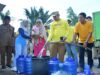 Pj Bupati HSS Hermansyah membagikan air bersih untuk masyarakat yang terdampak kekeringan, Senin (16/10/2023) pagi. (Foto: Prokopim HSS/Koranbanjar.net)