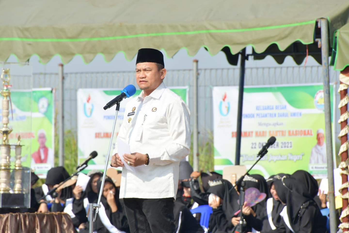 Pj Bupati HSS, Hermansyah menyampaikan sambutan saat apel peringatan hari santri nasional di Stadion Dr HM Safii, Kecamatan Daha Selatan, Senin (22/10/2023) pagi. (Foto: Prokopim HSS/Koranbanjar.net)