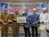 Pj Bupati HSS Hermansyah menyerahkan dana beasiswa secara simbolis untuk pendidikan tinggi ke Timur Tengah, Selasa (24/10/2023). (Foto: Prokopim HSS/Koranbanjar.net)