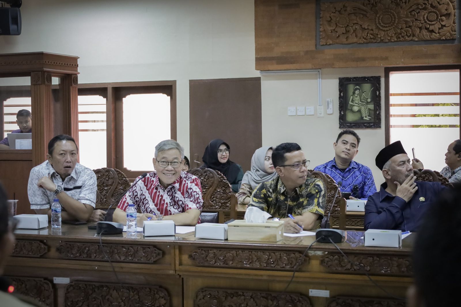 Komisi II DPRD Provinsi Kalsel saat melaksanakan rapat komparasi ke Badan Pendapatan Daerah Provinsi Bali di Denpasar, Senin (9/10/2023). (Foto: Humas DPRD Kalsel/Koranbanjar.net)