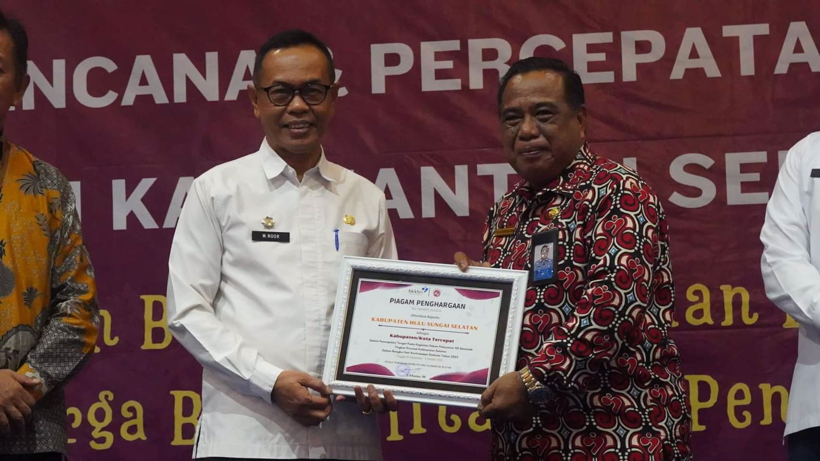 Sekda Kabupaten HSS Muhammad Noor menerima piagam penghargaan dari BKKBN Kalsel, Rabu (18/10/2023). (Foto: Kominfo Hulu Sungai Selatan/Koranbanjar.net)