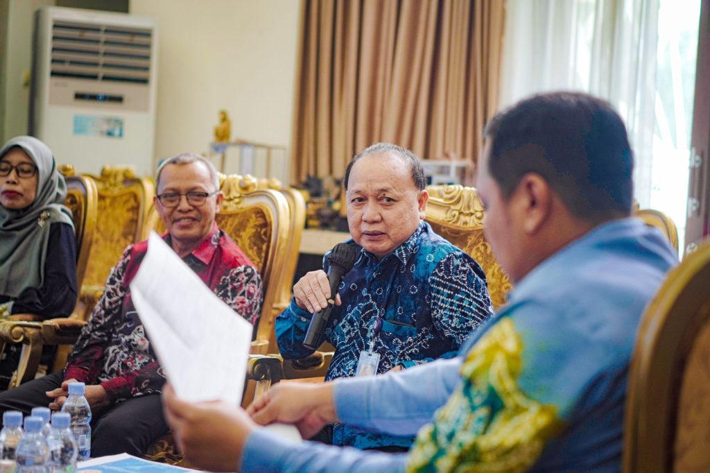 Jajaran manajemen PT Air Minum Intan Banjar (Perseroda) menggelar pertemuan dengan Wali Kota Banjarbaru, Aditya Mufti Ariffin, Kamis (19/10/2023). (Foto: MC Banjarbaru/Koranbanjar.net)
