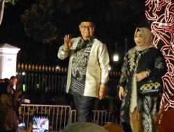 Paman Birin dan Istri Tampil Elegan Gunakan Busana Bermotif Sasirangan di Istana Berbatik