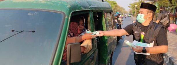 Ribuan Masker Dibagikan Kepada Pengguna Jalan di Kota Banjarbaru