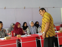 Dosen FKIP ULM Melatih Guru SD untuk Mengoptimalkan Penggunaan KIT Praktikum IPA SD dalam Pembelajaran
