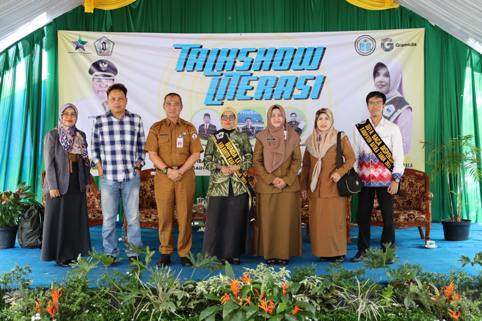 Talkshow Literasi bersama Bunda Literasi Batola Suharyanti dan Penulis di halaman Dinas Perpustakaan dan Kearsipan Kabupaten Barito Kuala, Senin (27/11/2023). (Foto: MC Batola/Koranbanjar.net)