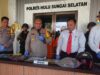 Polres HSS menggelar konferensi pers terkait penangkapan 12 warga membawa senjata tajam. (Foto: Devi/Koranbanjar.net)