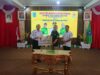 Pj Bupati HSS Hermansyah menyerahkan secara simbolis dana hibah untuk KONI Kabupaten HSS, Rabu (1/11/2023). (Foto: Kominfo HSS/Koranbanjar.net)
