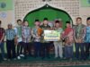 Pj Bupati HSS Hermansyah secara simbolis menyerahkan dana bantuan pemugaran berbagai tempat ibadah dan pendidikan Islam, Kamis (2/11/2023). (Foto: Prokopim HSS/Koranbanjar.net)