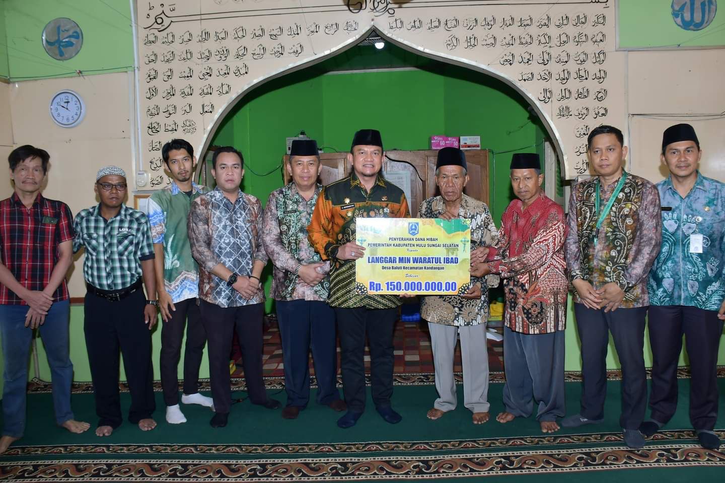 Pj Bupati HSS Hermansyah secara simbolis menyerahkan dana bantuan pemugaran berbagai tempat ibadah dan pendidikan Islam, Kamis (2/11/2023). (Foto: Prokopim HSS/Koranbanjar.net)
