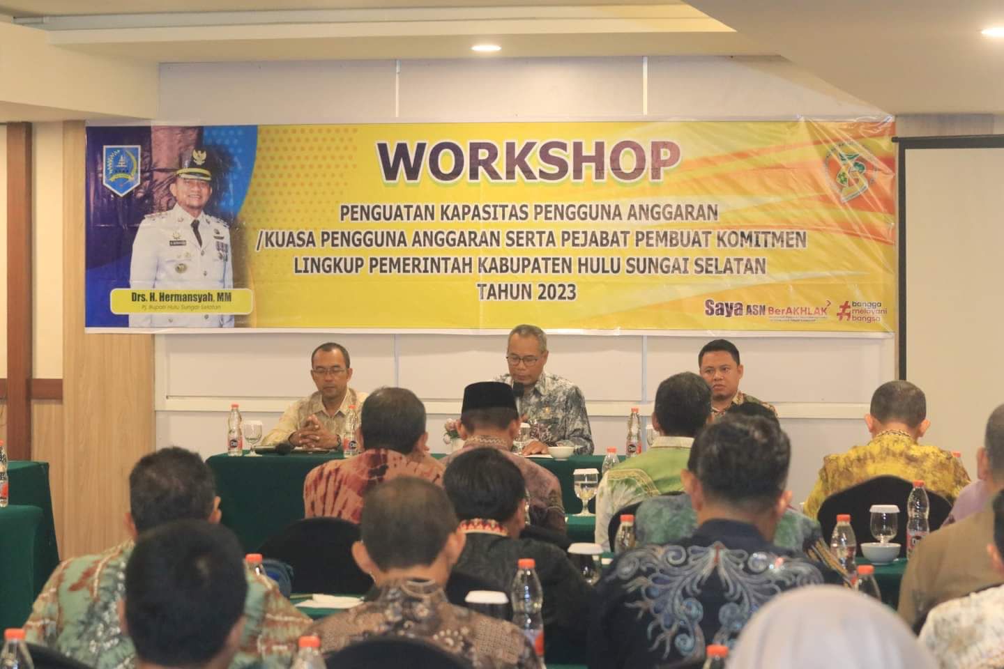 Pembukaan workshop peningkatan kapasitas PA, KPA dan PPK di Lingkungan Pemkab HSS, Kamis (9/11/2023). (Foto: Kominfo Hulu Sungai Selatan/Koranbanjar.net)