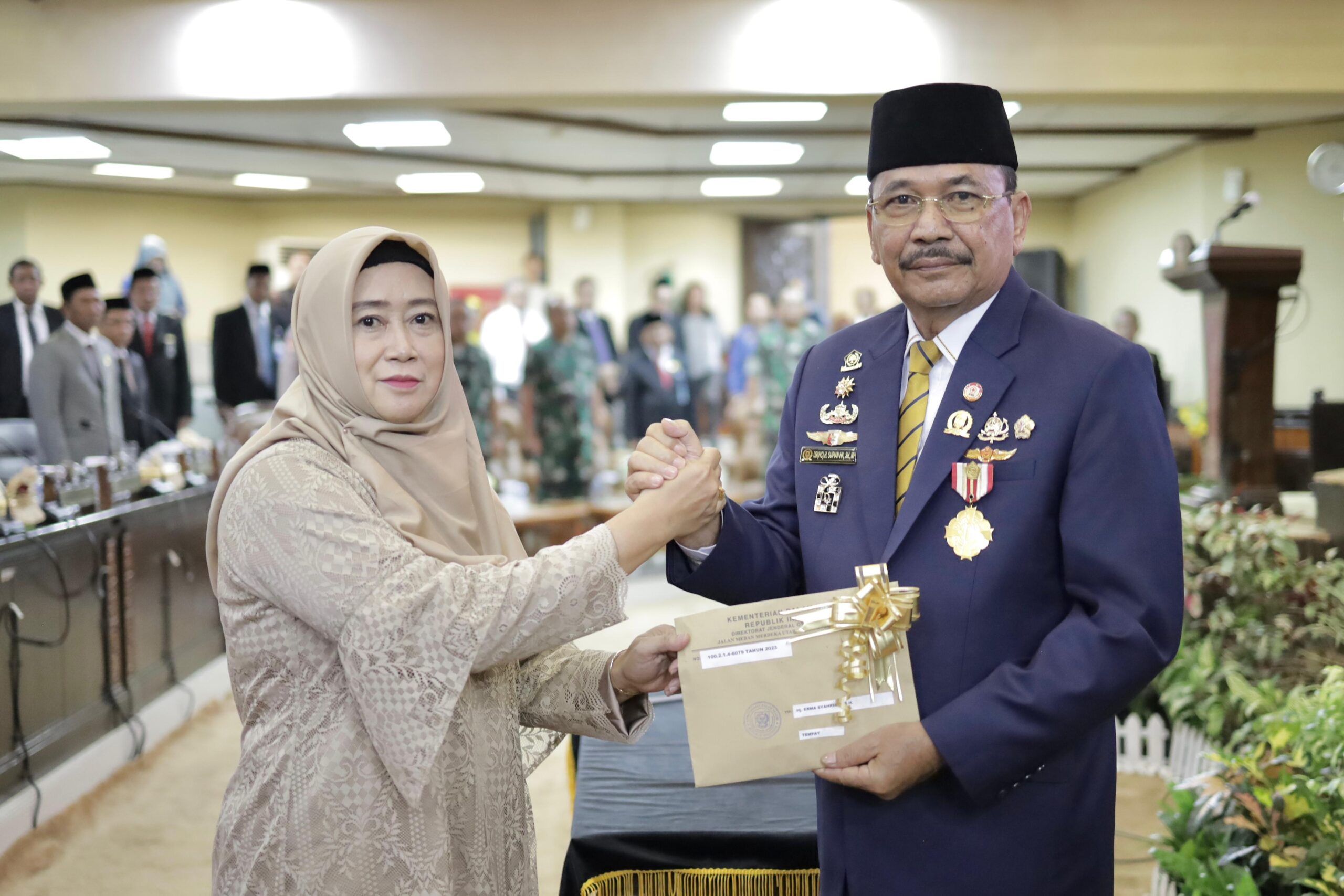 Erma Syahriani (kiri) dari Partai Politik (Parpol) Hati Nurani Rakyat (Hanura) resmi dilantik menjadi PAW Anggota DPRD Kalsel menggantikan Rizki Niraz Anggraini. (Foto: Humas DPRD Kalsel/Koranbanjar.net)