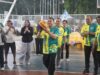 Pj Bupati HSS Hermansyah melempar bola ke ring basket, tanda dibukanya kompetisi bola basket 3x3 antar pelajar se Banua 6. (Foto: Prokopim HSS/Koranbanjar.net)