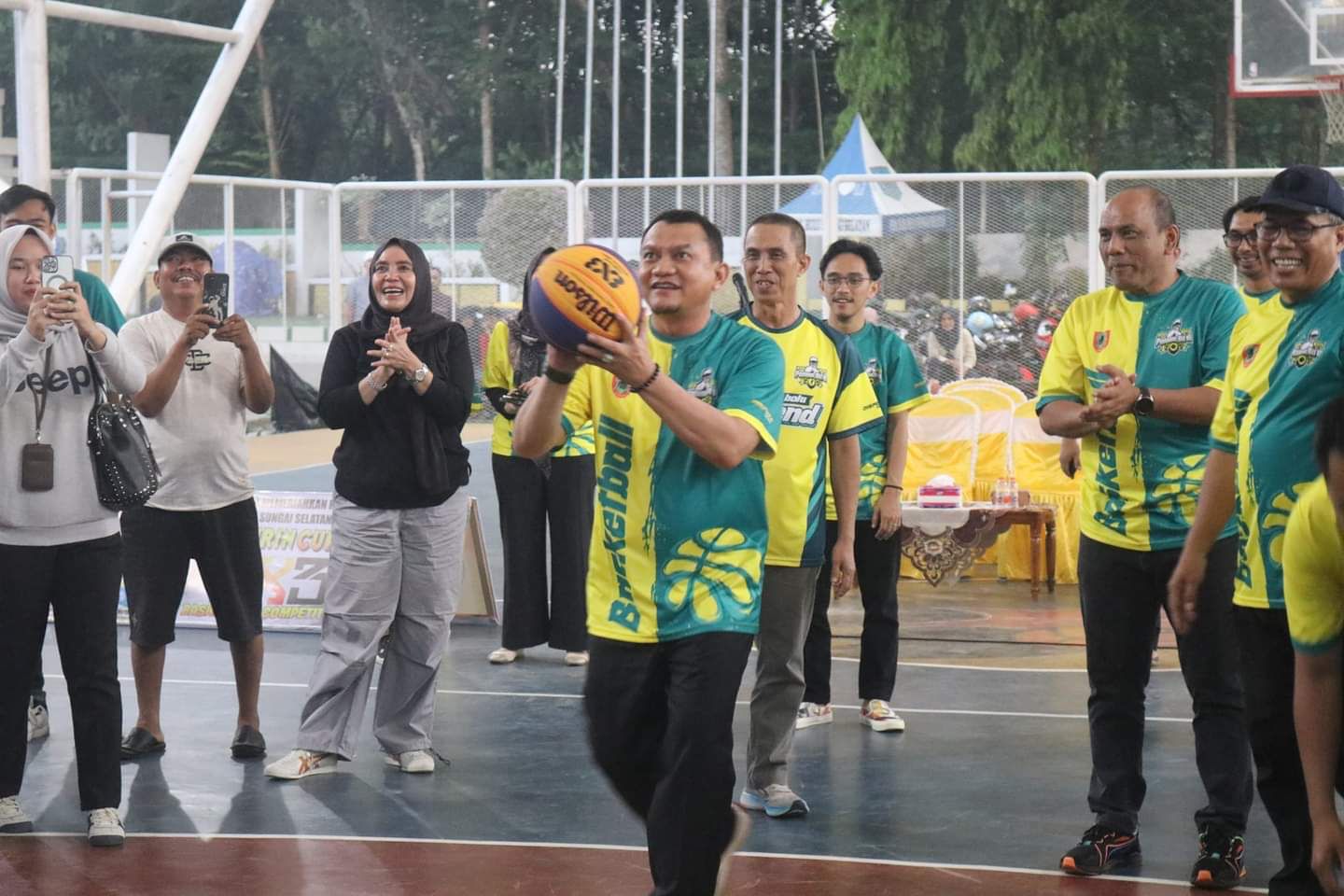 Pj Bupati HSS Hermansyah melempar bola ke ring basket, tanda dibukanya kompetisi bola basket 3x3 antar pelajar se Banua 6. (Foto: Prokopim HSS/Koranbanjar.net)