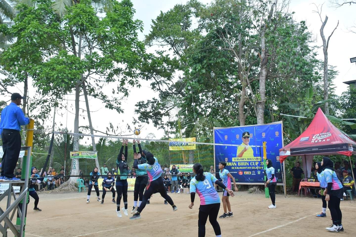 Pertandingan final bola voli dalam Turnamen Paman Birin Cup 2023. (Foto: Devi/Koranbanjar.net)