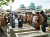 Pj Bupati HSS Hermansyah bersama jajaran pejabat perangkat daerah melaksanakan ziarah ke makam para Kepala Daerah HSS terdahulu, Selasa (28/11/2023) pagi. (Foto: Prokopim HSS/Koranbanjar.net)