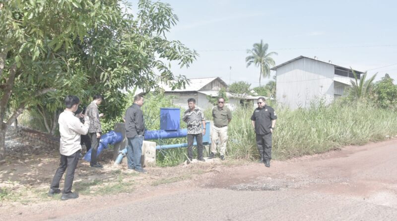 Komisi III DPRD Provinsi Kalimantan Selatan melakukan monitoring jalan yang amblas dan berlubang di Desa Padang Luas, Kecamatan Kurau, Kabupaten Tanah Laut, Jumat (17/11/2023). (Foto: Humas DPRD Kalsel/Koranbanjar.net)