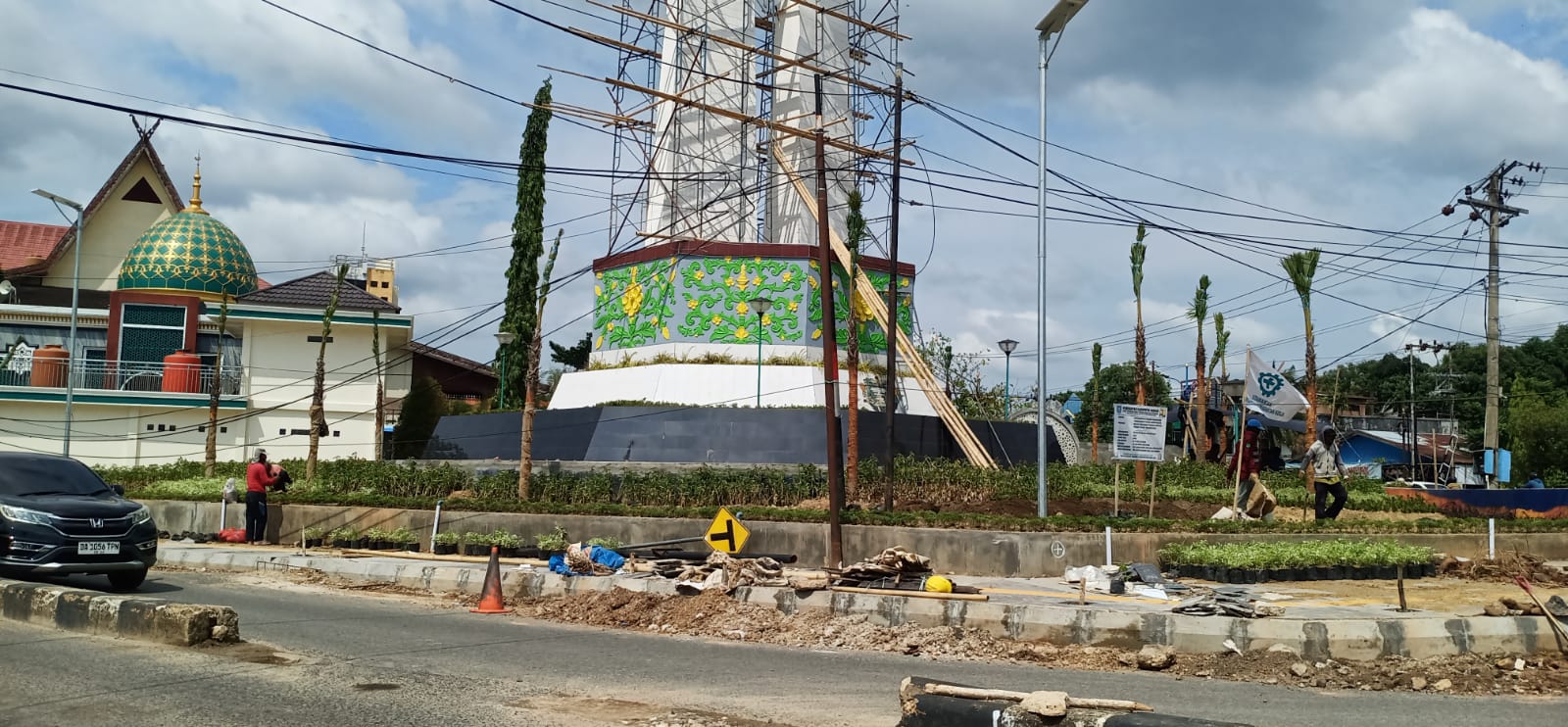Pengerjaan penataan pedestrian jalan kawasan Tugu Selamat Datang di Kota Martapura, Kabupaten Banjar. (Foto: Eko/Koranbanjar.net)
