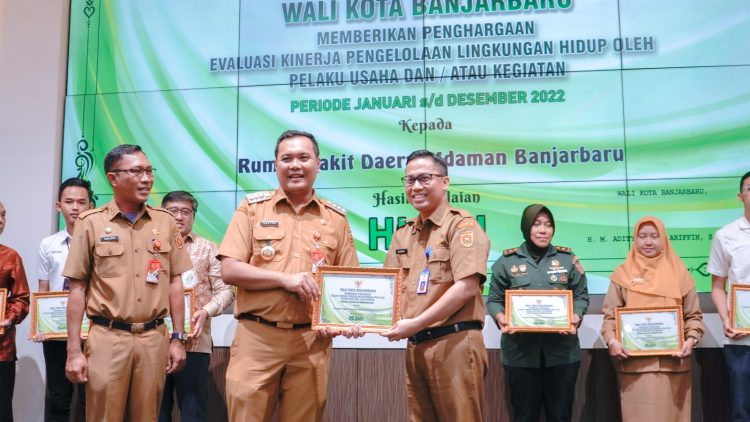 Direktur RSD Idaman Banjarbaru dr Danny Indrawardhana menerima penghargaan atas kinerja pengelolaan lingkungan hidup tahun 2022, yang diserahkan oleh Wali Kota Banjarbaru HM Aditya Mufti Ariffin, Senin (20/11/2023). (Foto: MedCen Banjarbaru/Koranbanjar.net)