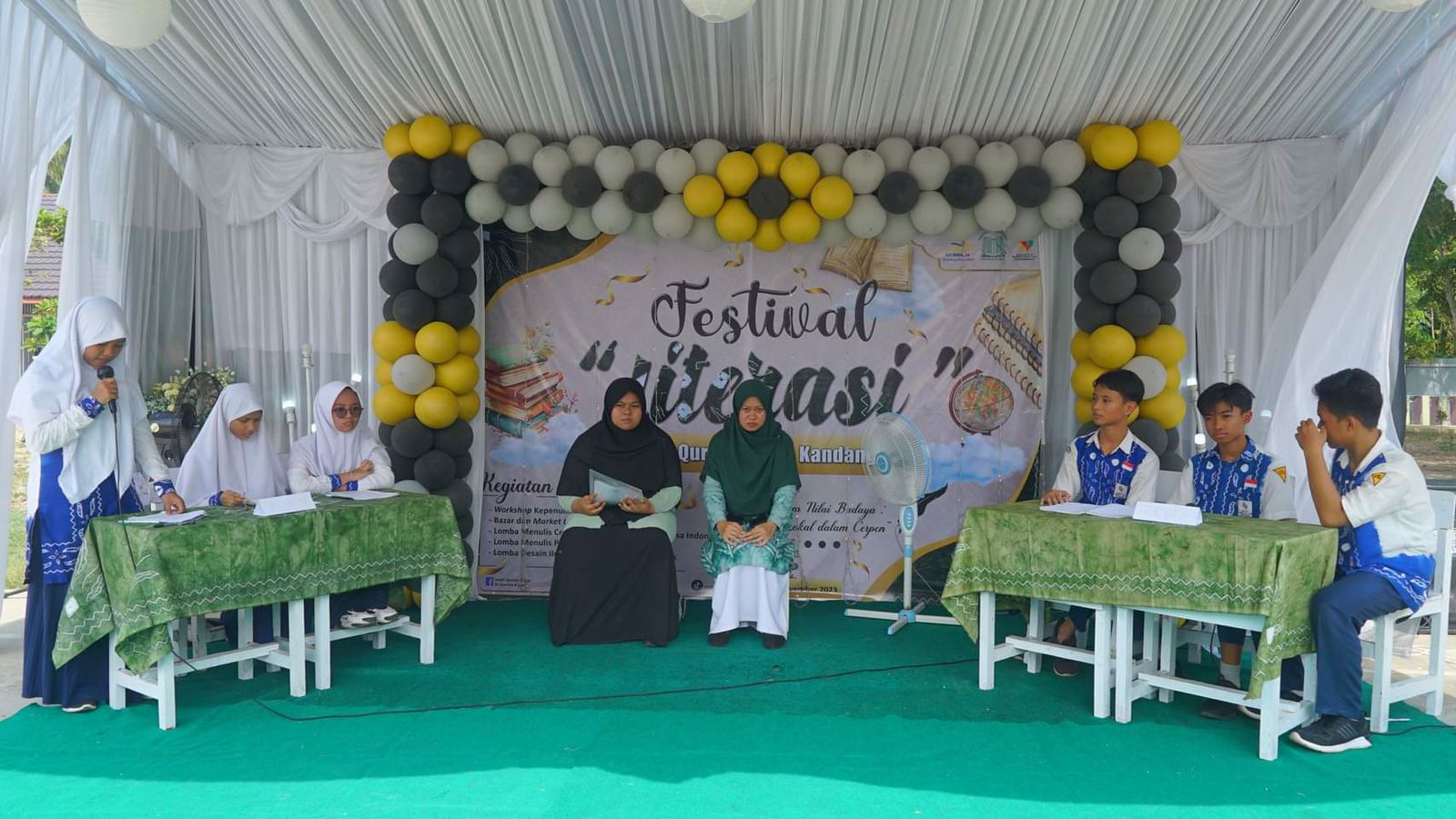 Siswa-siswi SMPIT Qurrata A'yun Kandangan mengikuti berbagai lomba di festival literasi, Rabu (8/11/2023). (Foto: SMPIT Qurata A'yun Kandangan/Koranbanjar.net)