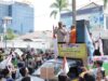 Ketua DPRD Kalsel, Supian HK saat menemui massa aksi demo menuntut kenaikan Upah Minimum Provinsi (UMP) Kalsel 2024, Rabu (15/11/2023). (Foto: Humas DPRD Kalsel/Koranbanjar.net)