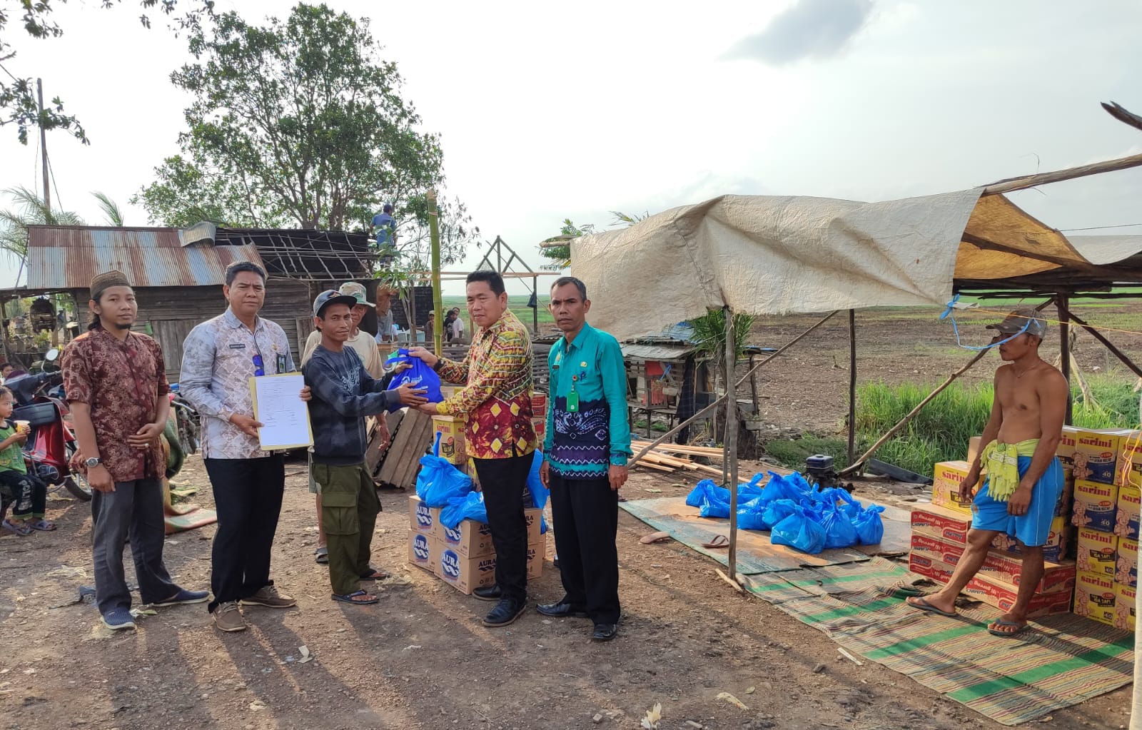 Kepala Pelaksana (Kalak) Badan Penanggulangan Bencana Daerah (BPBD) Kabupaten Banjar Warsita menyerahkan bantuan korban terdampak angin puting beliung di Desa Cintapuri RT 04, Kecamatan Cintapuri Darussalam, Kamis (9/11/2023). (Foto: BPBD Kabupaten Banjar/Koranbanjar.net)