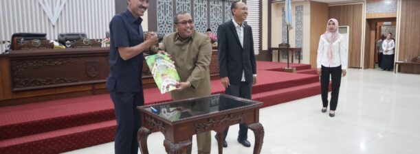 Rapat Paripurna, Bupati Banjar Sampaikan Pendapat Akhir Raperda APBD 2024