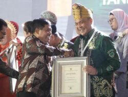 Wali Kota Banjarbaru Terima Tanda Penghargaan Swasti Saba Wiwerda