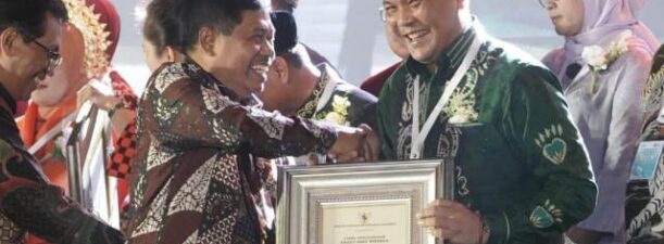 Wali Kota Banjarbaru Terima Tanda Penghargaan Swasti Saba Wiwerda