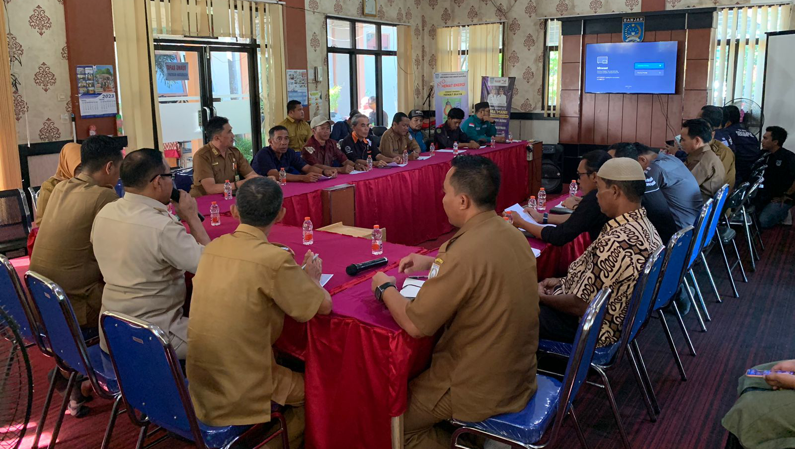 Rapat Koordinasi (Rakor) terkait penanganan dan pengelolaan sampah pada kegiatan Haul ke-19 Guru Sekumpul, bertempat di Aula Kecamatan Martapura, Selasa (5/12/2023). (Foto: Kominfo Kabupaten Banjar/Koranbanjar.net)