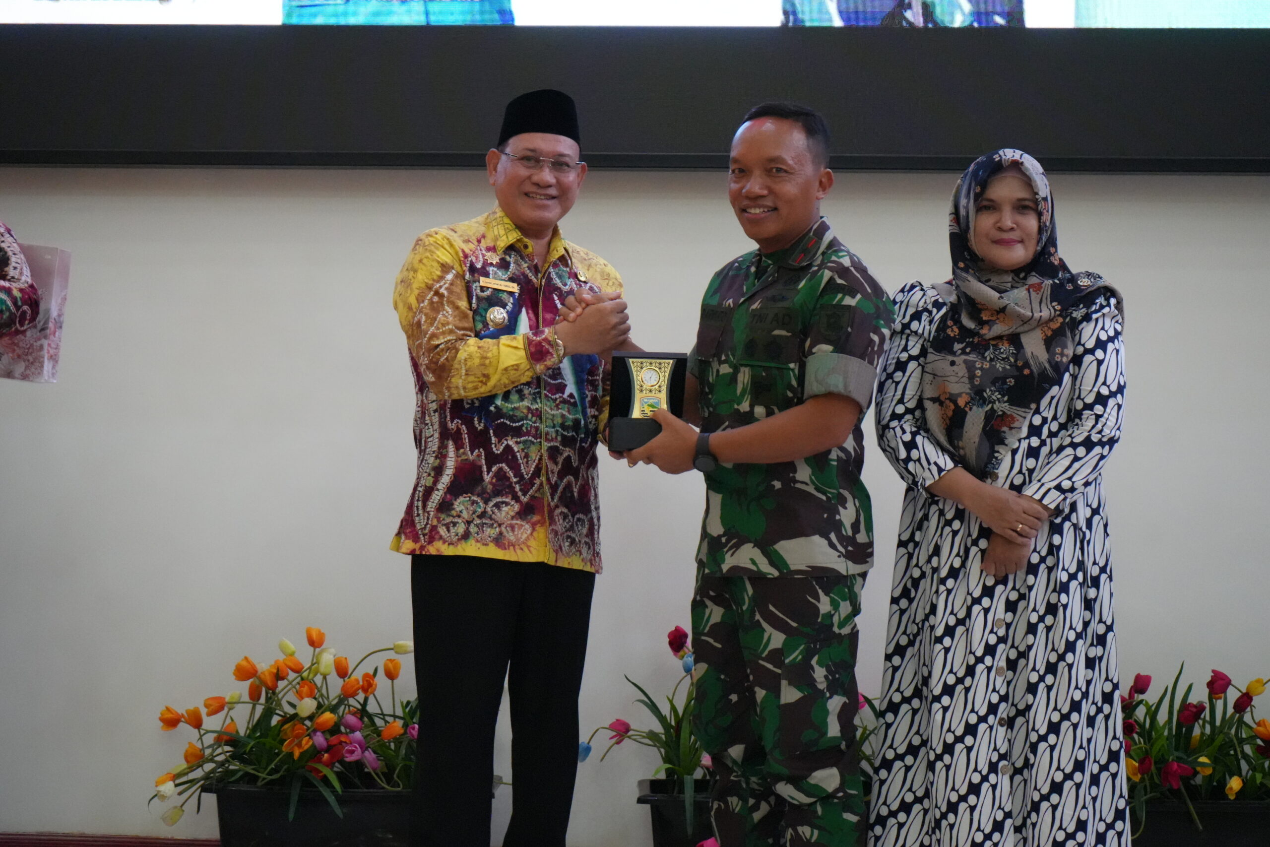 Bupati Kotabaru H Sayed Jafar menyerahkan plakat dan cinderamata kepada Komandan Korem 101/Antasari Brigjen TNI Ari Ariyanto, Jumat (29/12/2023) siang. (Foto: Kominfo Kotabaru/Koranbanjar.net)