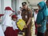 Pj Bupati HSS Hermansyah menyerahkan bantuan perlengkapan sekolah bagi pelajar SD, SMP serta Paket A, B, dan C, Senin (4/12/2023). (Foto: Prokopim HSS/Koranbanjar.net)