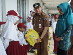 Pemkab HSS Berikan Peralatan Sekolah untuk 3.205 Siswa