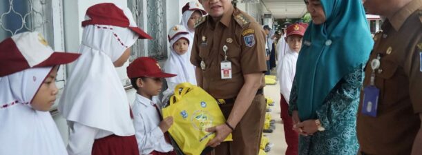 Pemkab HSS Berikan Peralatan Sekolah untuk 3.205 Siswa