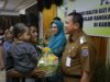 Penyerahan bantuan PMT bagi ibu hamil dan Balita di Kabupaten HSS, Senin (4/12/2023). (Foto: Prokopim HSS/koranbanjar.net)