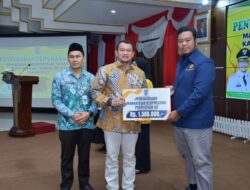 Pj Bupati HSS Serahkan Penghargaan Lulusan Berprestasi di Pendidikan Tinggi
