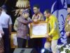 Pj Bupati HSS Hermansyah menerima piagam penghargaan SAKIP dan RB dari Wapres RI Ma'ruf Amin, Rabu (6/12/2023). (Foto: Kominfo HSS/Koranbanjar.net)